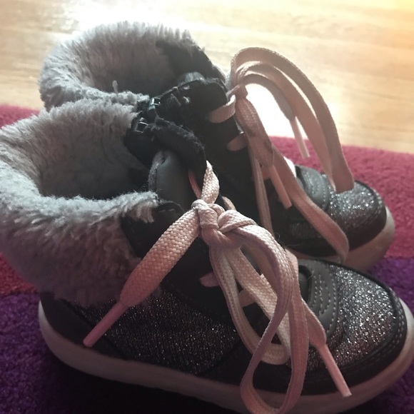 Little girls osh kosh fall/winter gym shoes size 7 - Picture 4 of 6
